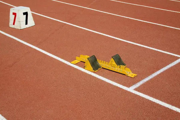 Plastik pistte başlangıç bloğu ve seri numarası işareti 