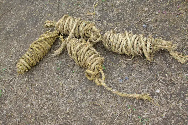 Yere samanlı ip, fotoğrafa yakın çekim.