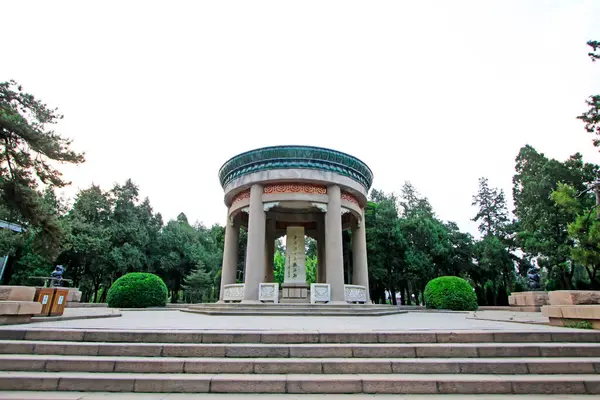 Shijiazhuang - 27 Nisan 2015 'te Çin askeri şehit mezarlığı, Çin' in Hebei eyaletinin Shijiazhuang şehrinde şehit anıtı