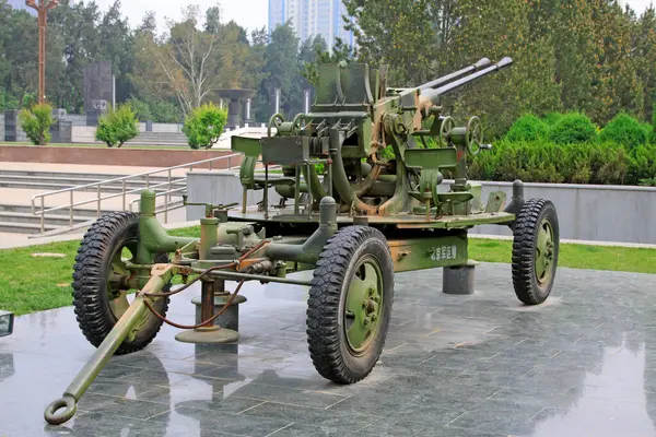 Kuzey Çin askeri şehit mezarlığı, Shijiazhuang şehri, Hebei bölgesi, Çin 'de çift tüp uçaksavarlar.