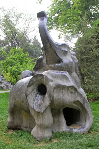 Parkta küçük bir fil heykeli, fotoğrafa yakın çekim.