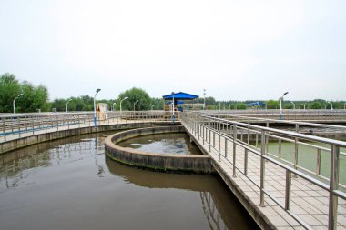 Kanalizasyon arıtma tesisi yükseltgenme kanalı, fotoğrafa yakın çekim