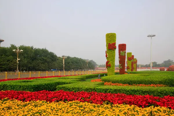 Pekin Tiananmen Meydanı Çiçek totemi direği