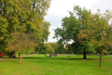 Hyde Park, Londra, İngiltere 'deki turistler.