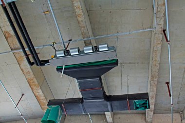 Koridorun yukarısında havalandırma donanımı var.