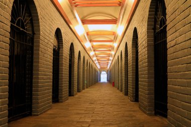 Şarap mahzenindeki yeraltı yolu, yakın çekim.