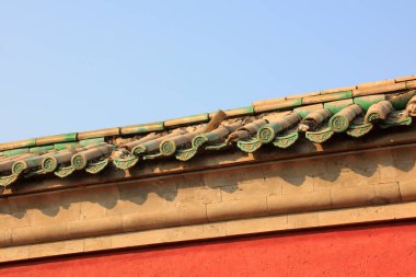 Kırık camlı kiremit duvarlar