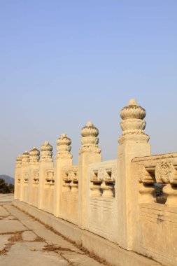 beyaz mermer korkuluklar kemer köprüsü