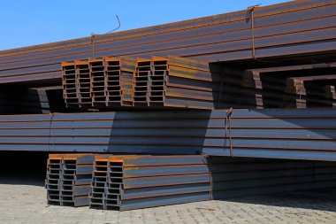 Nakliye terminalinde H şeklinde çelik yığını