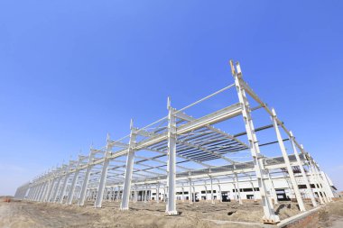 Mavi gökyüzünün altında çelik kiriş bağı, fotoğrafa yakın çekim