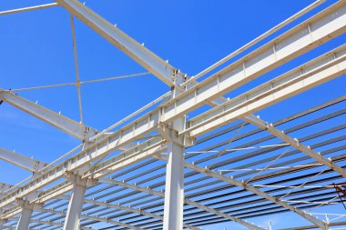 Mavi gökyüzünün altında çelik kiriş bağı, fotoğrafa yakın çekim