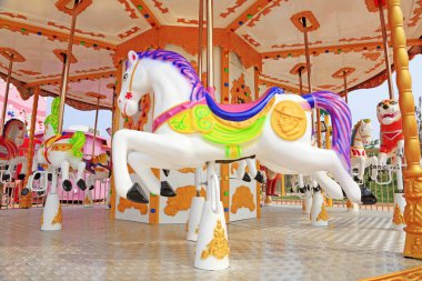 Lunaparkta hayvan modelliği için rota tesisi