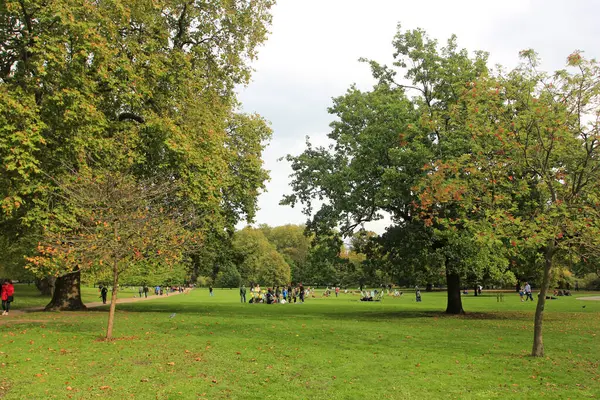 Hyde Park, Londra, İngiltere 'deki turistler.