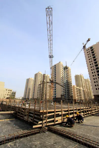 Bir inşaat sahasında ahşap ve çelik boru iskelesi.