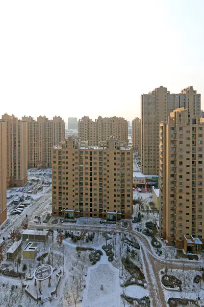 Kentsel kar manzarası, fotoğrafa yakın çekim