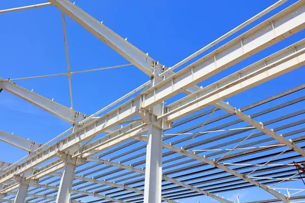 Mavi gökyüzünün altında çelik kiriş bağı, fotoğrafa yakın çekim