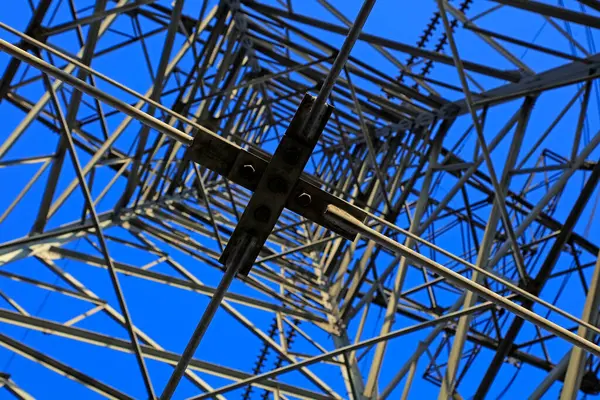 Mavi gökyüzünde elektrik kulesi