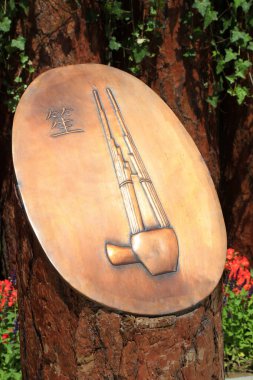 Parktaki bakır heykel