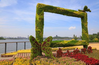 Yeşil bitki heykeli.