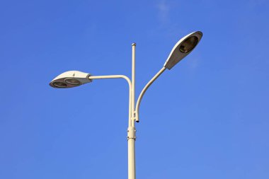 Mavi gökyüzü arka planındaki ışıklar 