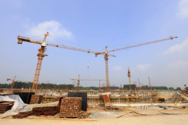 İnşaat alanında çelik boru iskelesi. 