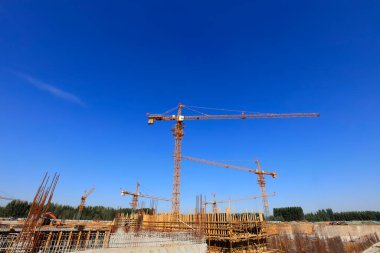 İnşaat alanı sahnesi, fotoğrafa yakın çekim.