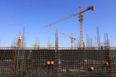 İnşaat alanında çelik parantez ve kule vinç