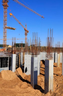 İnşaat alanında beton sütunlar