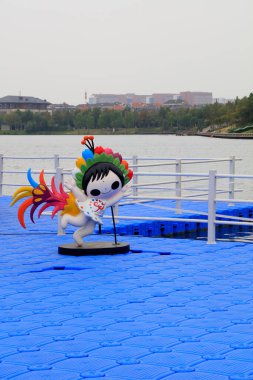 Plastik şamandıra güvertesinde çiçek perisi heykeli, Tangshan, Çin