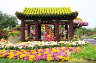 Eşitlikte yeşil bitki heykeli