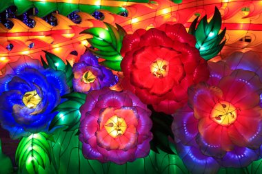 Çiçekler ve bitkiler feneri şekillendirir