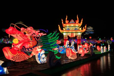 ejderha botu şeklindeki fener