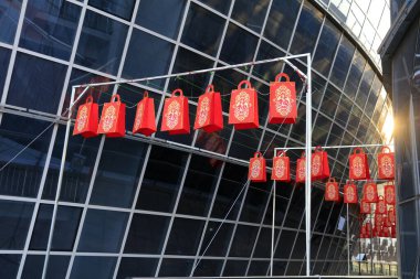 Parktaki Çin fenerleri.