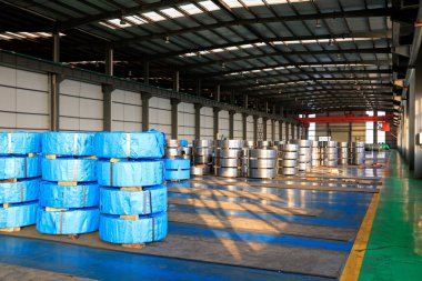 Fabrikada çelik soyuyorlar.