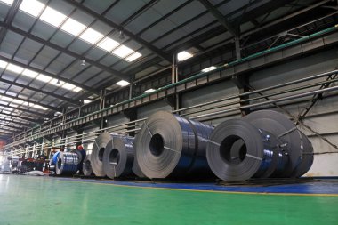 Fabrikada çelik soyuyorlar.