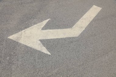 Yoldaki direksiyon oku