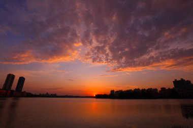 Akşamları rıhtım manzarası, Çin