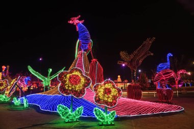 Gece yarısı kuş şekilli binalar