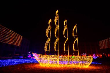 Siyah arkaplanda yelkenli şeklinin aydınlatma efekti