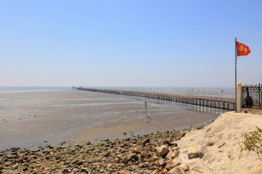 Deniz kenarındaki ahşap trestle