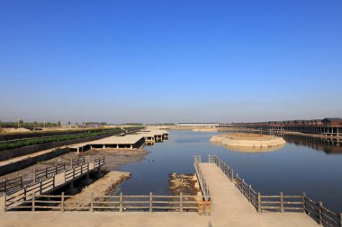 Bina göletin etrafında..