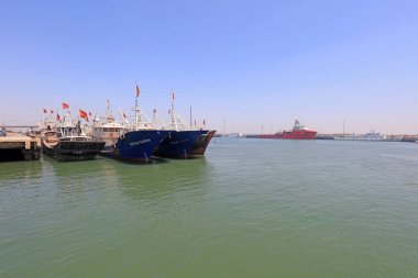 Luannan İlçesi - 23 Mayıs 2019: balıkçı tekneleri Çin 'in Hebei Eyaleti, Luannan Eyaleti, Luannan Bölgesi, rıhtımında demirli.