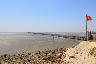 Deniz kenarındaki ahşap trestle