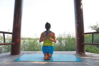 Bayanlar parklarda yoga yapıyor, Luannan County, Hebei Eyaleti, Çin