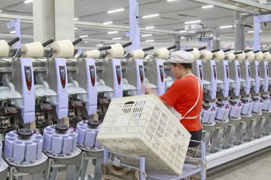 LUANNAN - 4 Mayıs: Kırmızılı kadın Spin Mill üretim hattında çalışıyor, 4 Mayıs 2014 'te, Luannan County, Hebei, Çin.