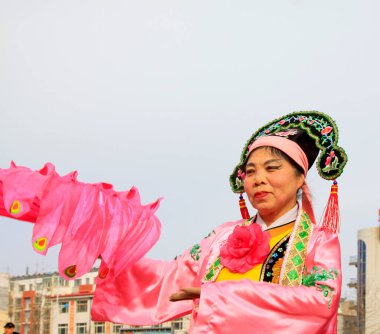 LUANNAN COUNTY - 27 Şubat 2015 tarihinde geleneksel Çin usulü Yanko dans gösterileri, Luannan County, Hebei Eyaleti, Chin