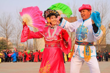 LUANNAN COUNTY - 6 Mart 2015 'te geleneksel Çin usulü Yanko dans gösterileri meydanda, Luannan County, Hebei, Chin