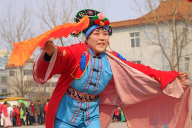 LUANNAN COUNTY - 6 Mart 2015 'te geleneksel Çin usulü Yanko dans gösterileri meydanda, Luannan County, Hebei, Chin