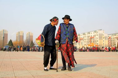 LUANNAN COUNTY - 6 Mart 2015 'te geleneksel Çin usulü Yanko dans gösterileri meydanda, Luannan County, Hebei, Chin