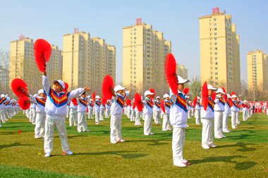 LUANNAN COUNTY - 14 Nisan 2015, Luannan County, Hebei Eyaleti, Chin, Çin atletizm toplantısında grup jimnastik performansı